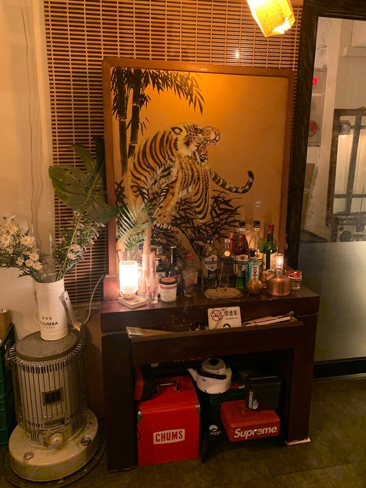 호랑이 그림, 나무 화장대 등의 낡은 물건들