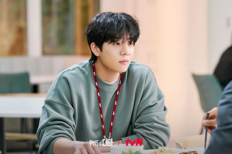 카키색 티를 입고 식당에 밥을 먹고 있는 무인도의 디바 출연 배우 채종협