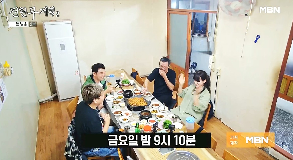 홍성 냉삼 맛집 덕성식당에서 냉동삼겹살과 된장찌개, 볶음밥을 시켜놓고 재미나게 이야기를 나누고 있는 전현무와 곽튜브, 그리고 먹친구들