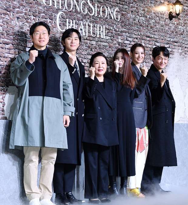 경성크리처 주요 배우진 및 연출가가 함께 인사하는 사진입니다.