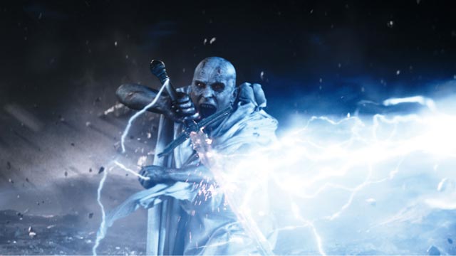 빌런 고르(크리스찬 베일)가 싸우고 있다.