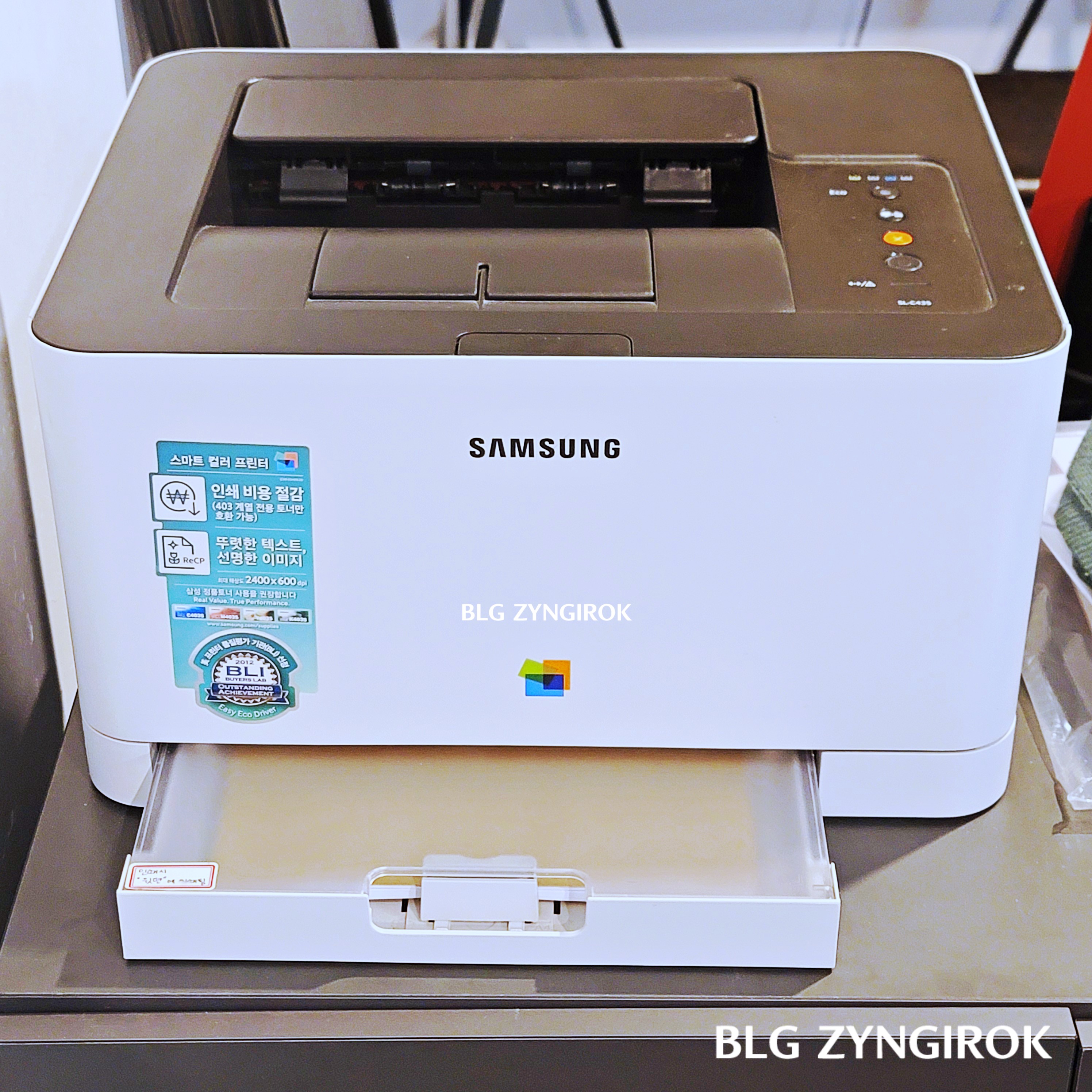삼성 레이저 프린터가 놓여있다.