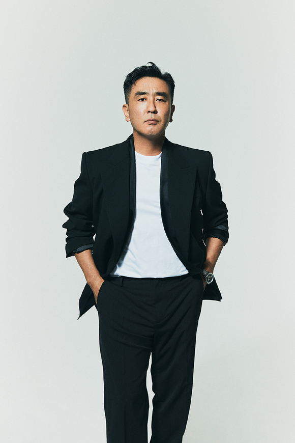 &#39;무빙&#39; 류승룡이 인터뷰에 앞서 사진촬영을 하고 있다. [사진=월트 디즈니컴퍼니 코리아]