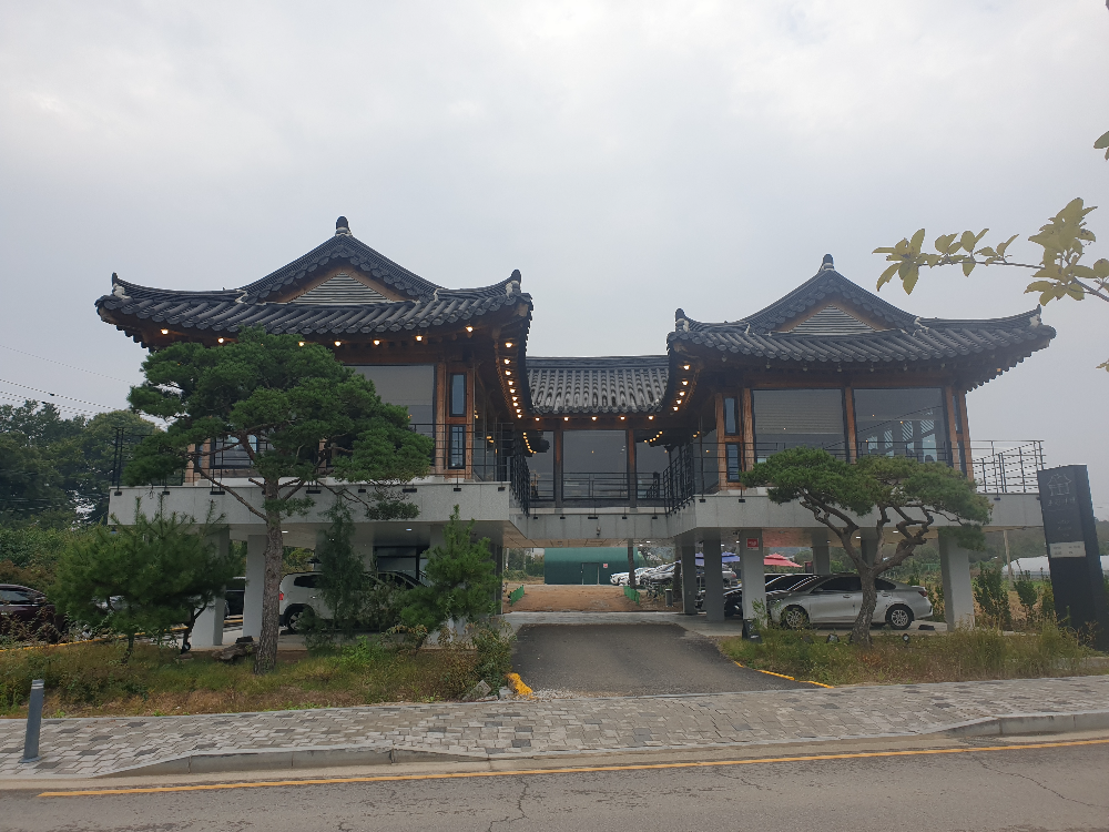 2츨 플로티 구조로 2층은 한옥모양이다. 1층은 주차장