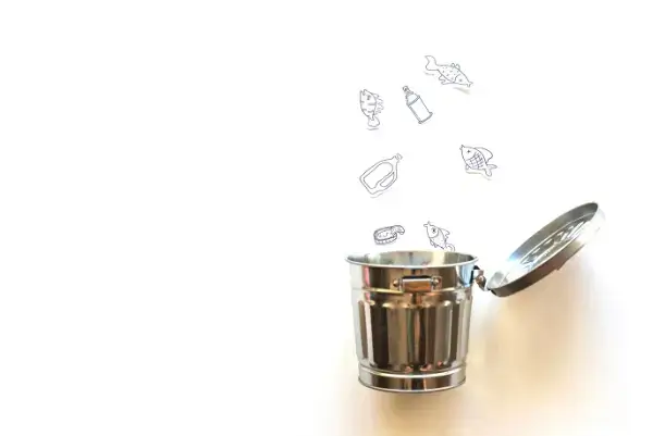 은색 금속 쓰레기통 위로 음식물과 쓰레기의 냄새를 손그림으로 표현한 창의적인 구성