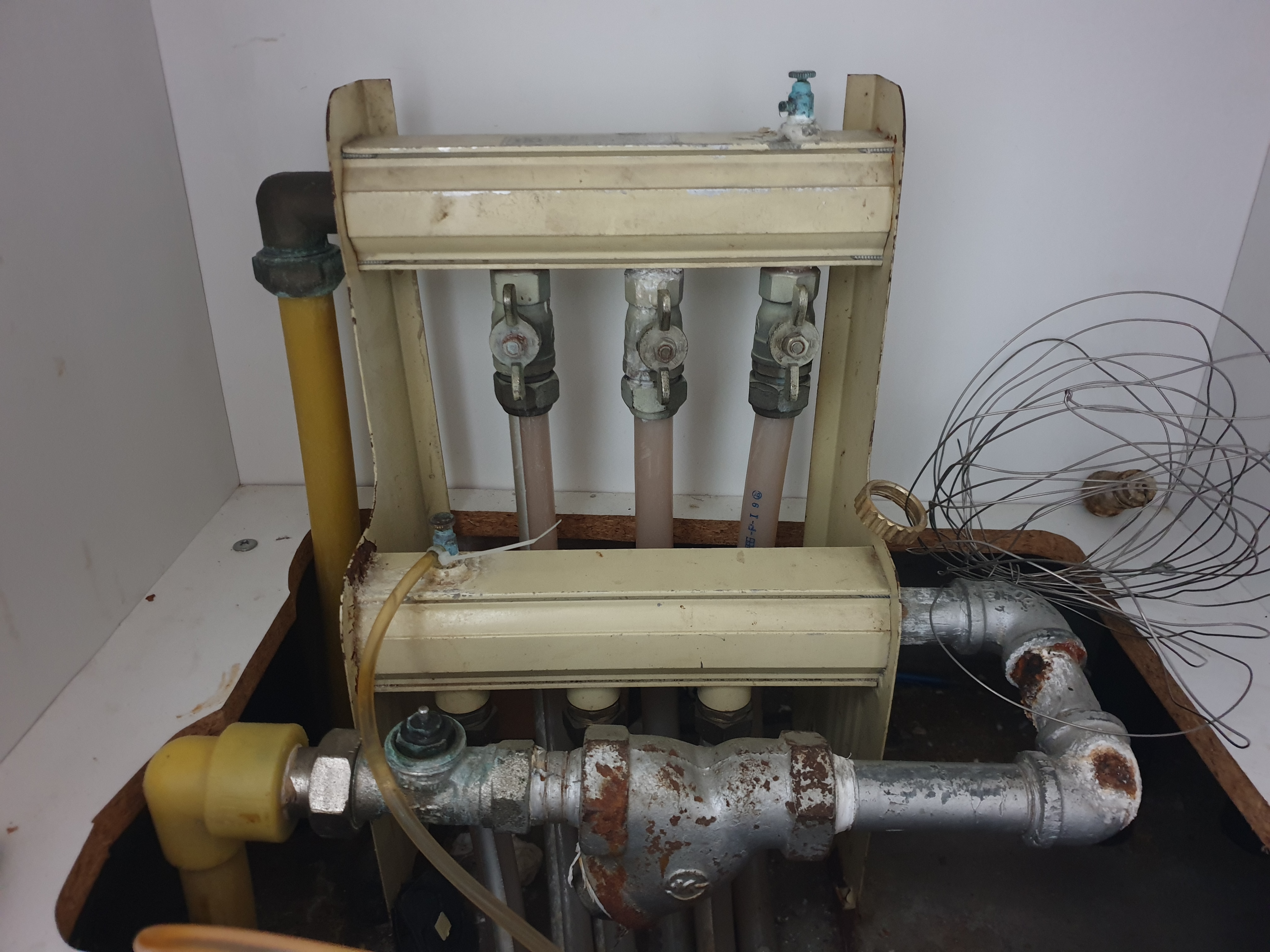 노후된 알루미늄 분배기