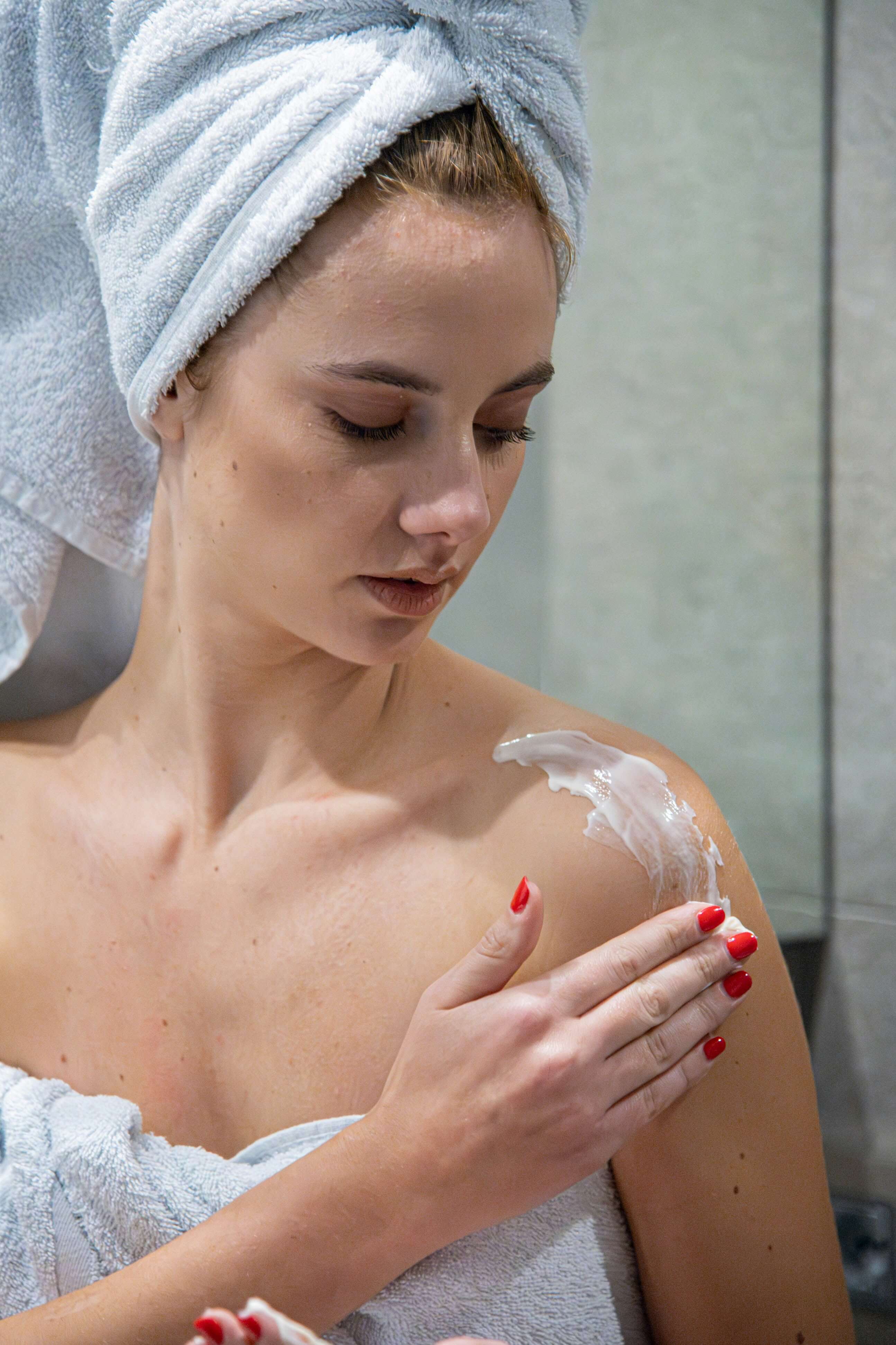 바디 미스트와 로션, 지속력 높여 향기로운 하루를 만드는 사용법 (바디 미스트, 바디 로션, 향수)