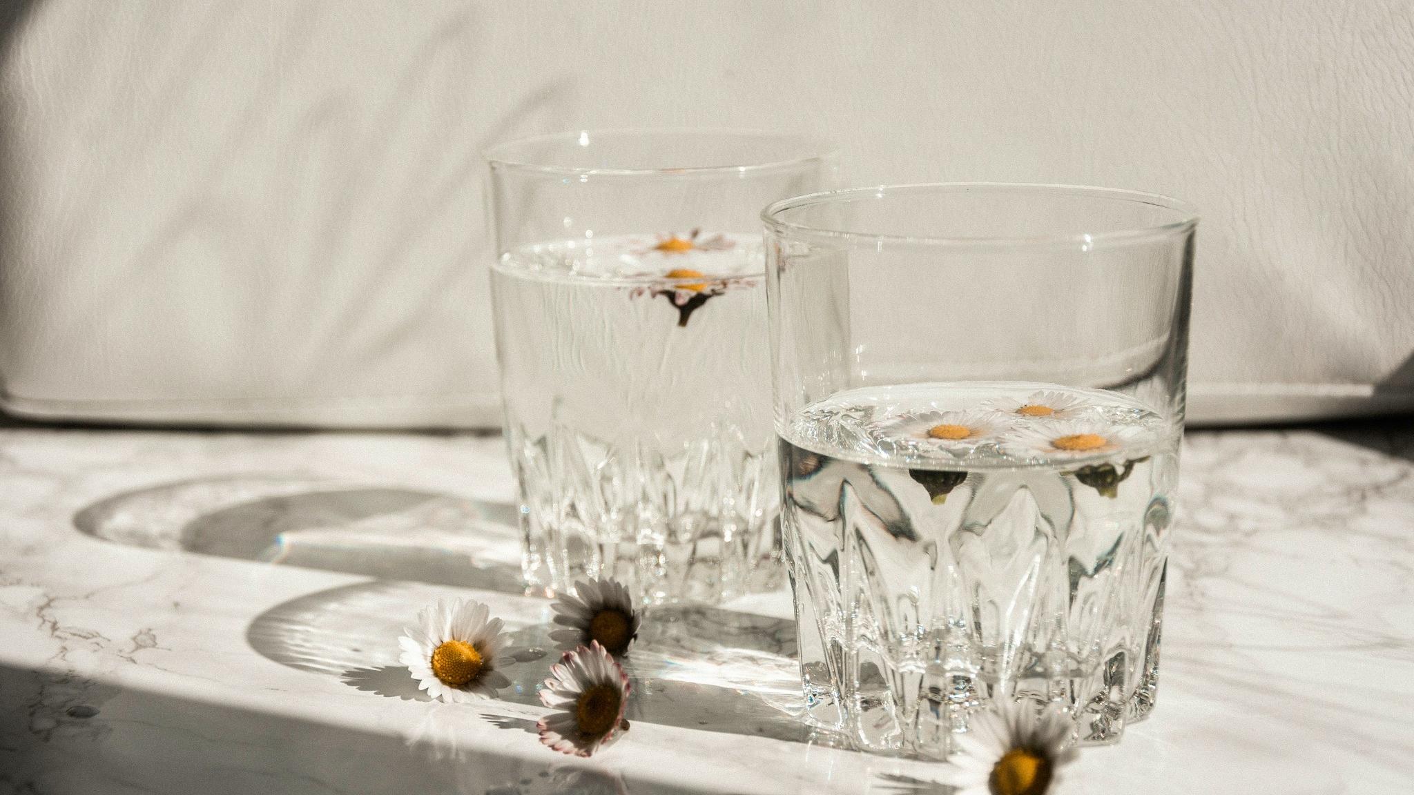 시니어 여름철 탈수 예방을 위한 충분한 수분 섭취와 물 마시기