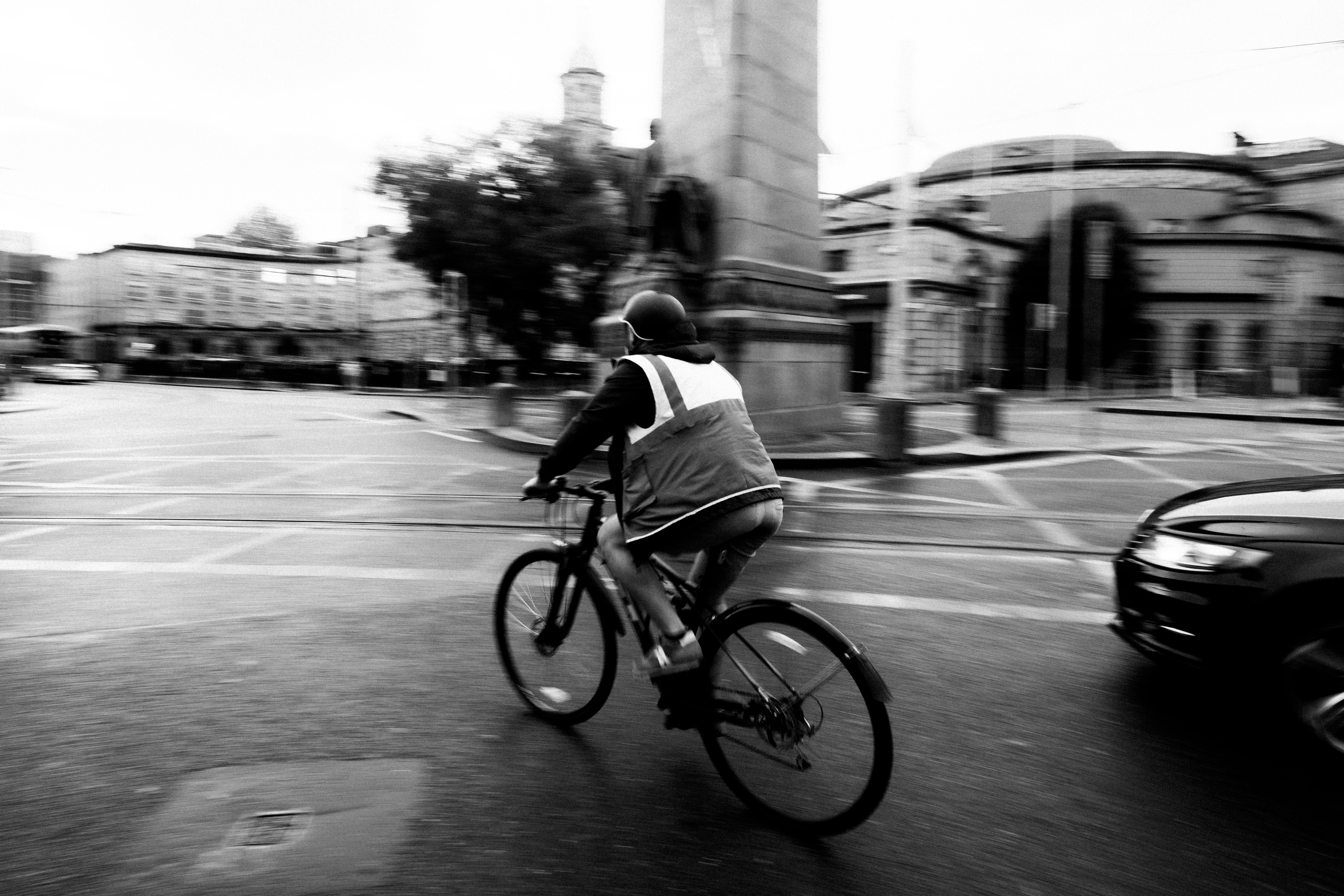 야간에 자전거 타는을 상징하는 이미지