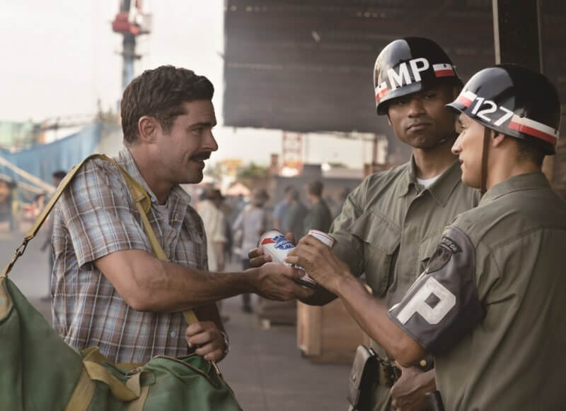 영화 '지상 최대 맥주배달 작전'에서 주인공이 미군 헌병들에게 맥주를 건네는 장면