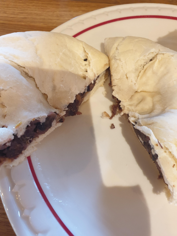 반으로 쪼갠 팥팥 베이글. 속이 팥으로 가득 차있다.