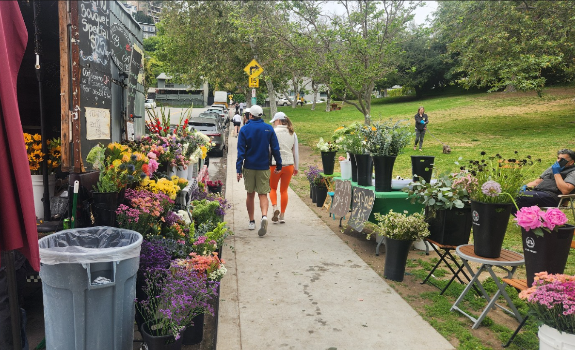 "실버레이크 주말 꽃 트럭 앞을 걷는 연인과 공원 풍경, 봄날의 따뜻한 장면" 사진