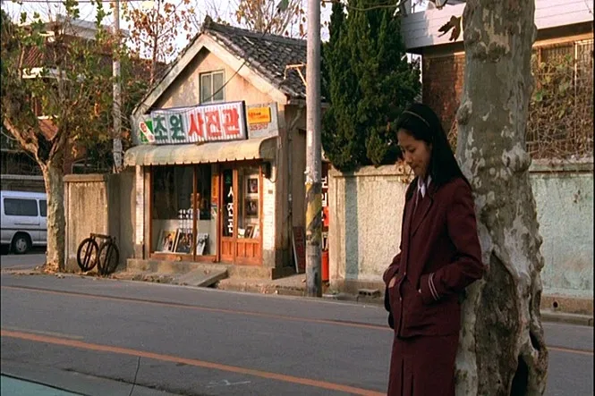 영화-8월의-크리스마스-다림이가-정원이를-사진관-앞에서-기다리는-모습