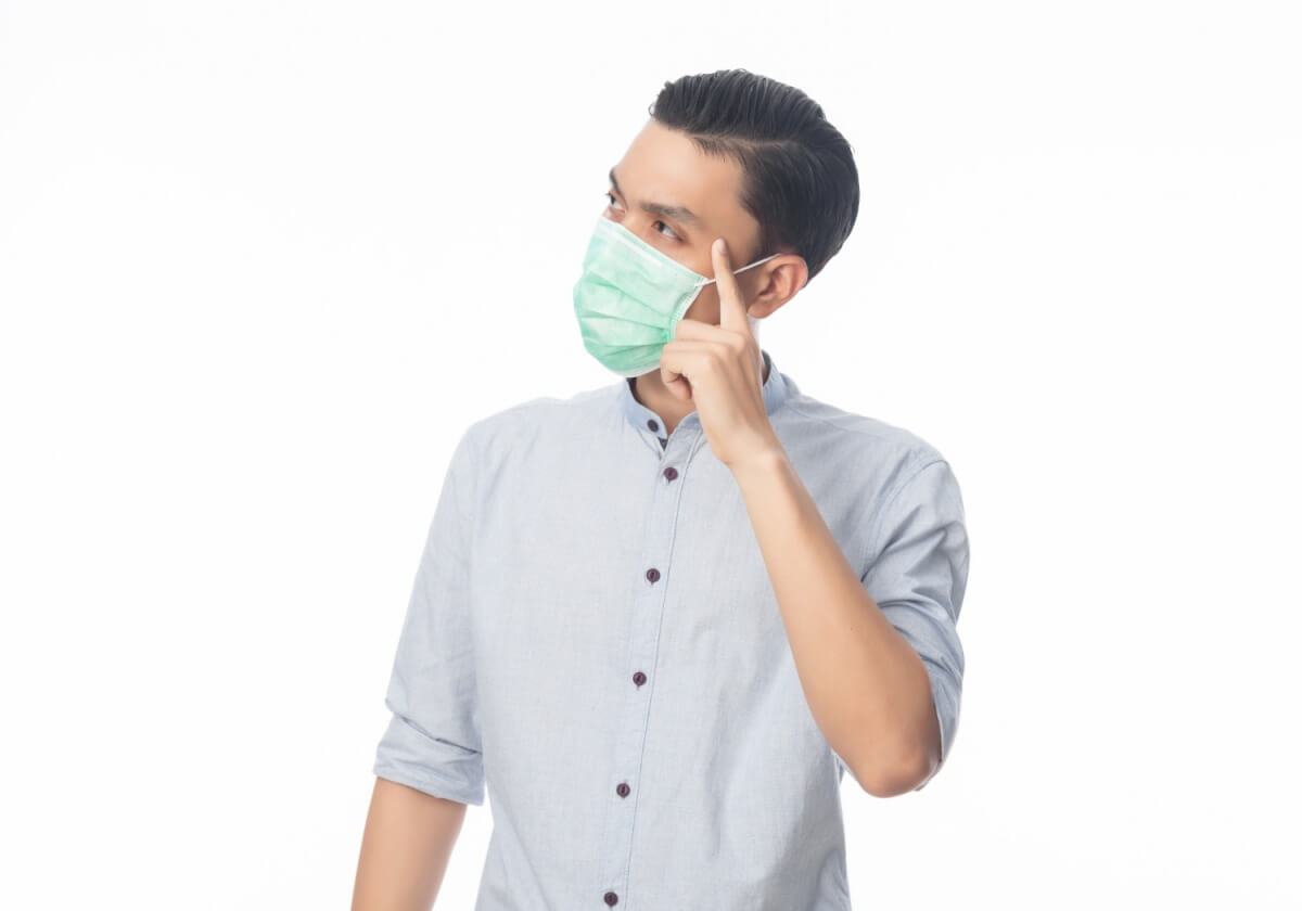 마스크-속-입냄새를-궁금해하는-남성