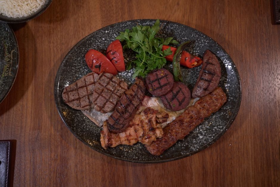 접시에 담긴 구운 고기