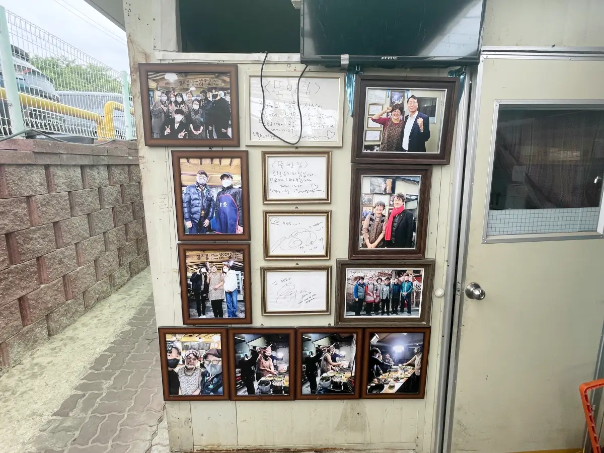 식당 구석에 허영만 및 연예인들 사진이 걸려져 있는 모습