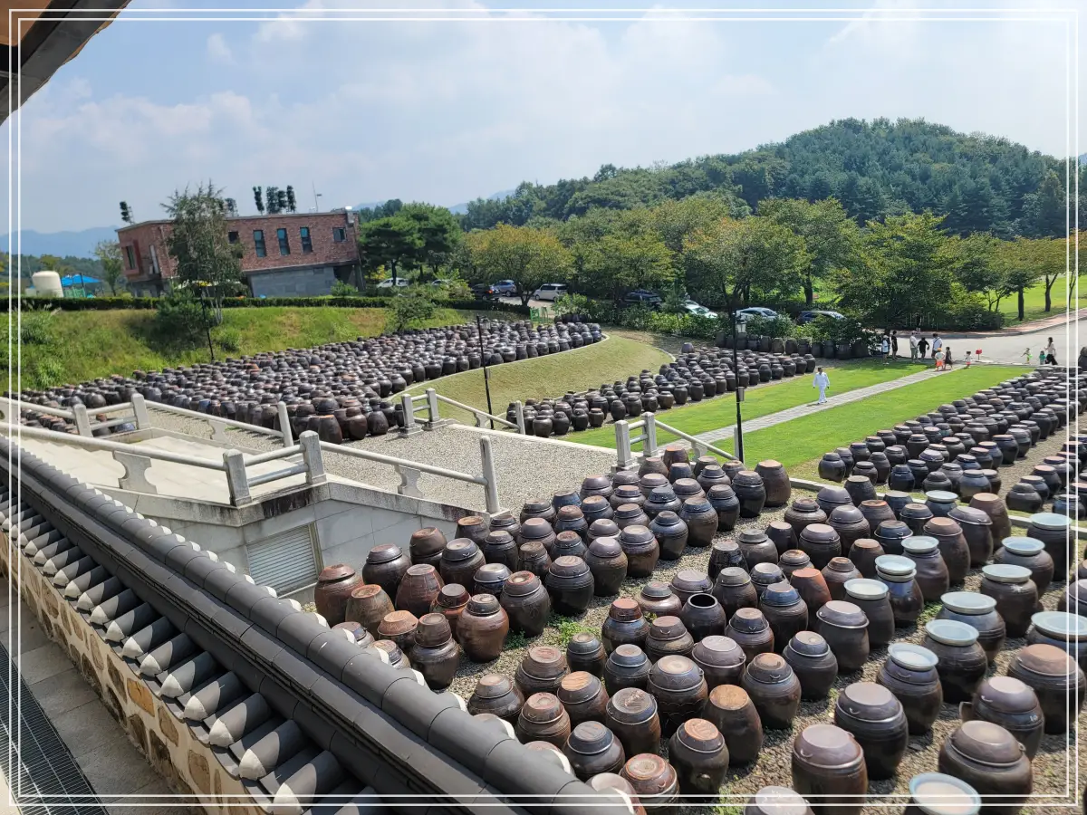 연천-세라비-한옥카페-테라스-계단-장독대