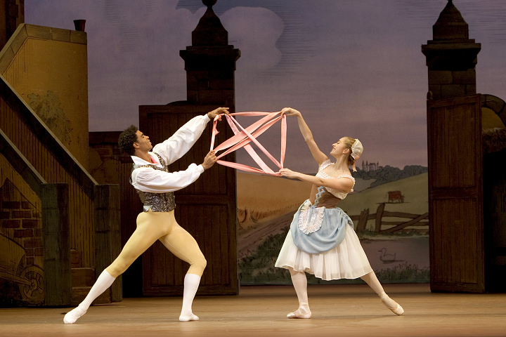 Carlos Acosta and Marianela Nunez&#39;s ribbon dance