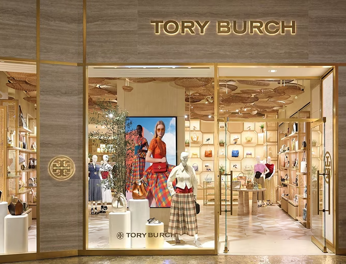 토리 버치는 자신의 성공을 기반으로 여성 기업가 정신을 지원하는 토리 버치 재단(Tory Burch Foundation)을 설립하여, 여성 창업자들을 지원하고 자립을 돕는 활동을 펼치고 있습니다.