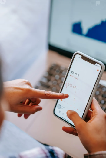 모바일로 가상화폐 투자하는 모습