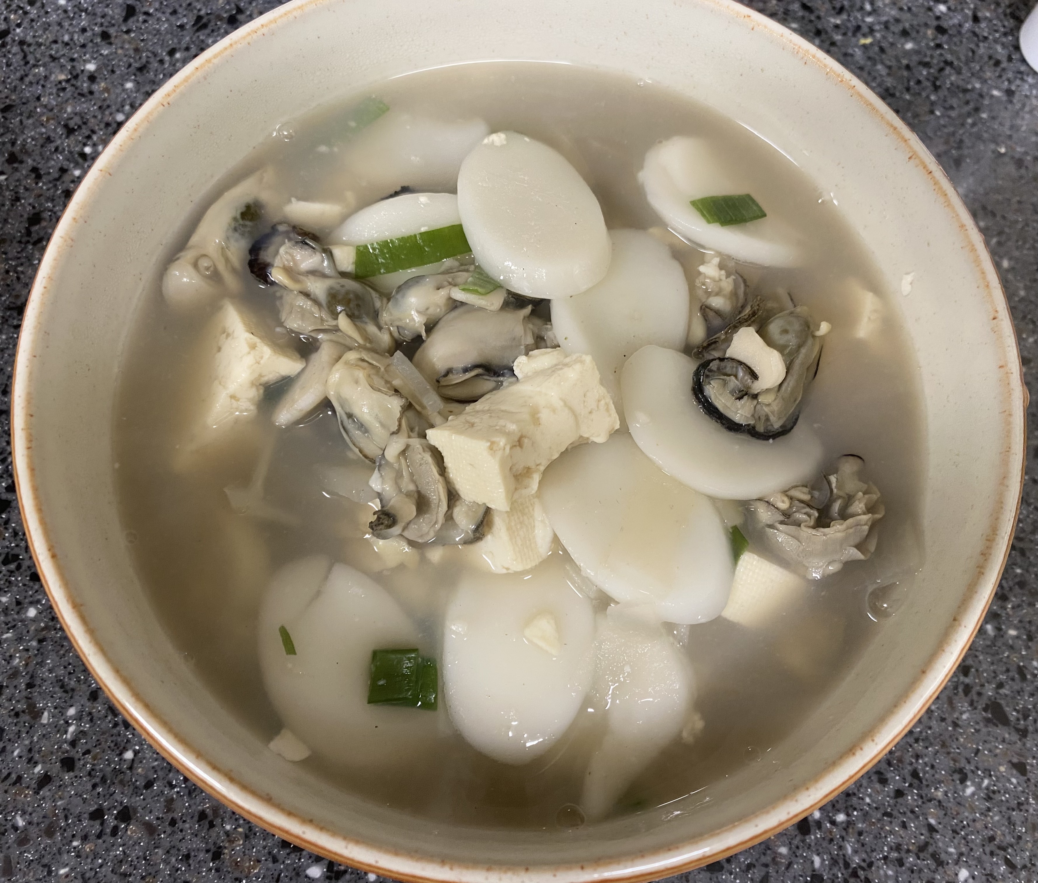 그릇에 담은 두부넣은 굴 떡국
