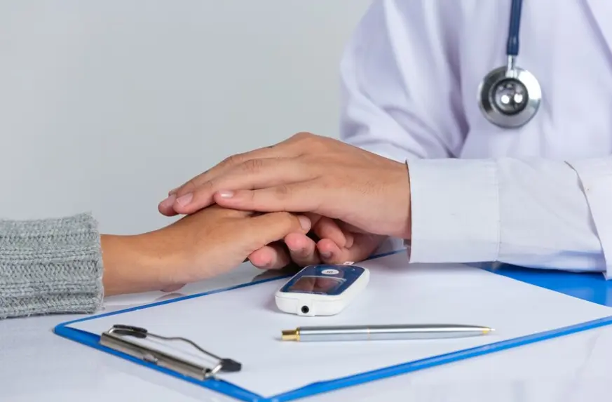 환자의-손을-잡는-의사