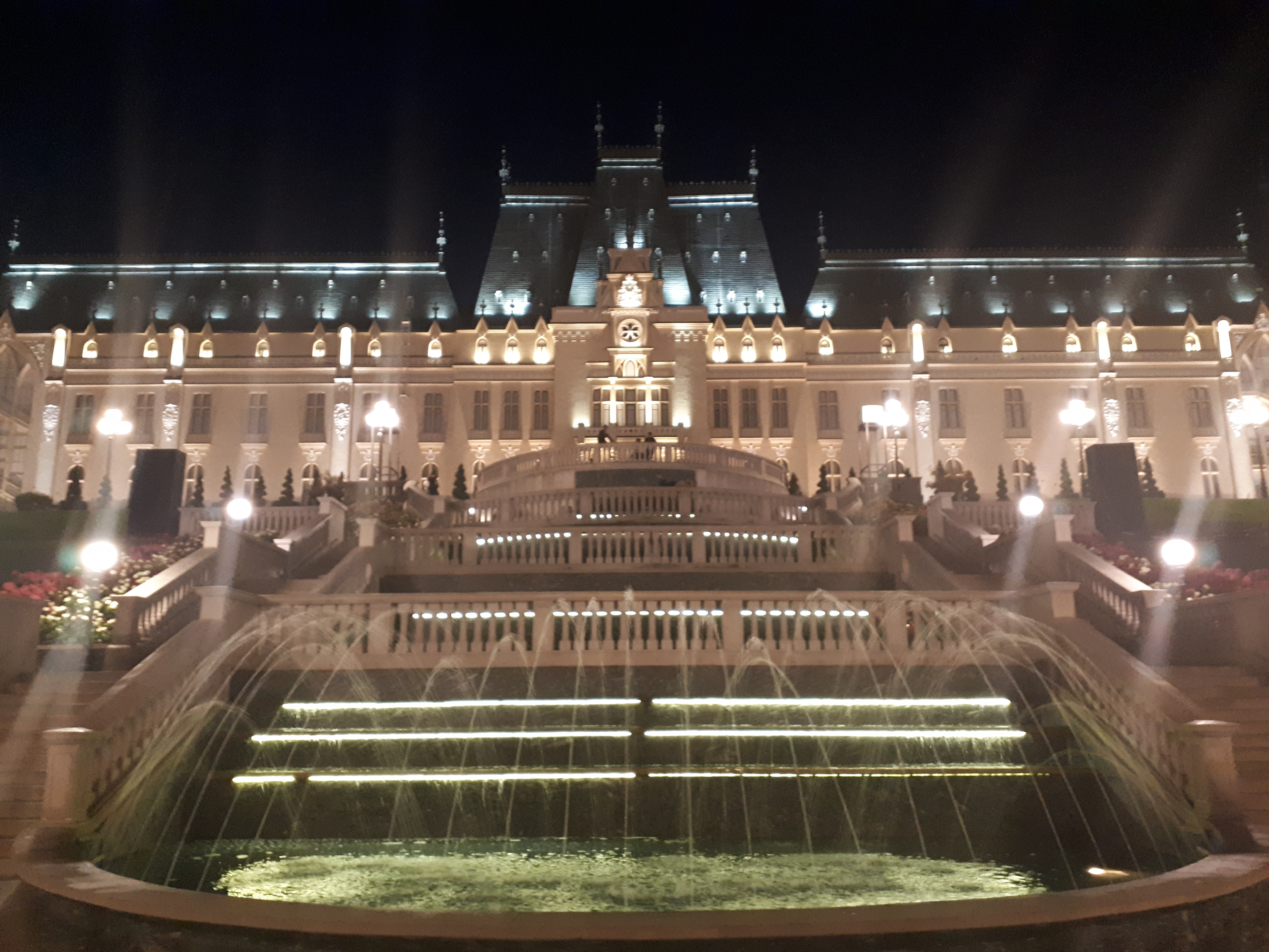 루마니아 이아시 문화궁전과 분수대