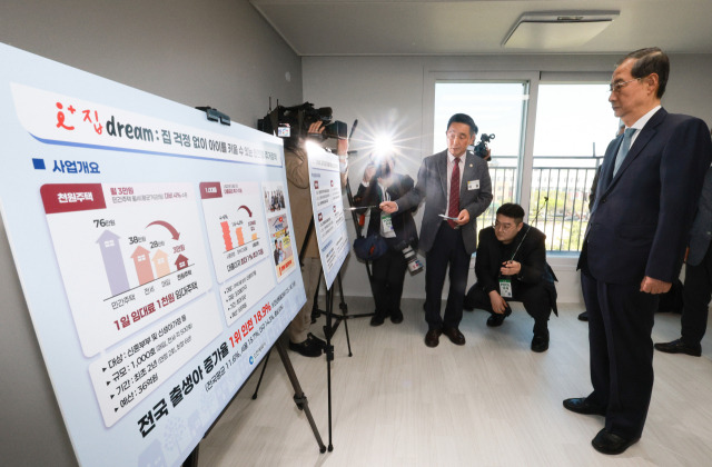 한덕수 대통령 권한대행 국무총리가 24일 인천 미추홀구 천원주택을 방문해 관계자로부터 천원주택 사업 설명을 듣고 있다. 천원주택은 신혼부부에게 안정적인 주거와 육아 환경을 제공하기 위해 인천시가 추진하는 주거복지 정책이다. 임대료가 하루 1천원꼴로 월 3만원인 천원주택은 혼인 7년 이내 신혼부부, 입주일 전까지 혼인신고를 하는 예비 신혼부부, 한부모 가정 등에 최초 2년, 최대 6년까지 지원된다. 연합뉴스