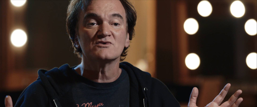 손을 들며 말하고 있는 쿠엔틴 타란티노 영화감독 모습