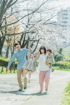 벚꽃이-핀-거리를-엄마와-아빠가-아이-둘을-데리고-산책하는-모습