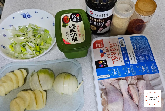 닭볶음탕 재료-대파-감자-양파-쌈장-닭고기-진간장-고춧가루-설탕