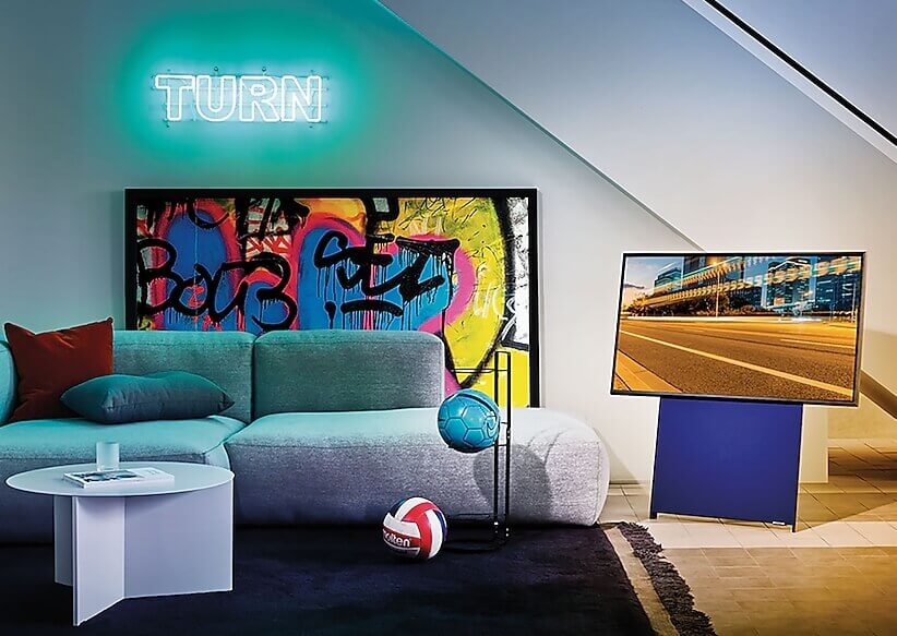 소파와 탁자&amp;#44; TV가 놓인 거실