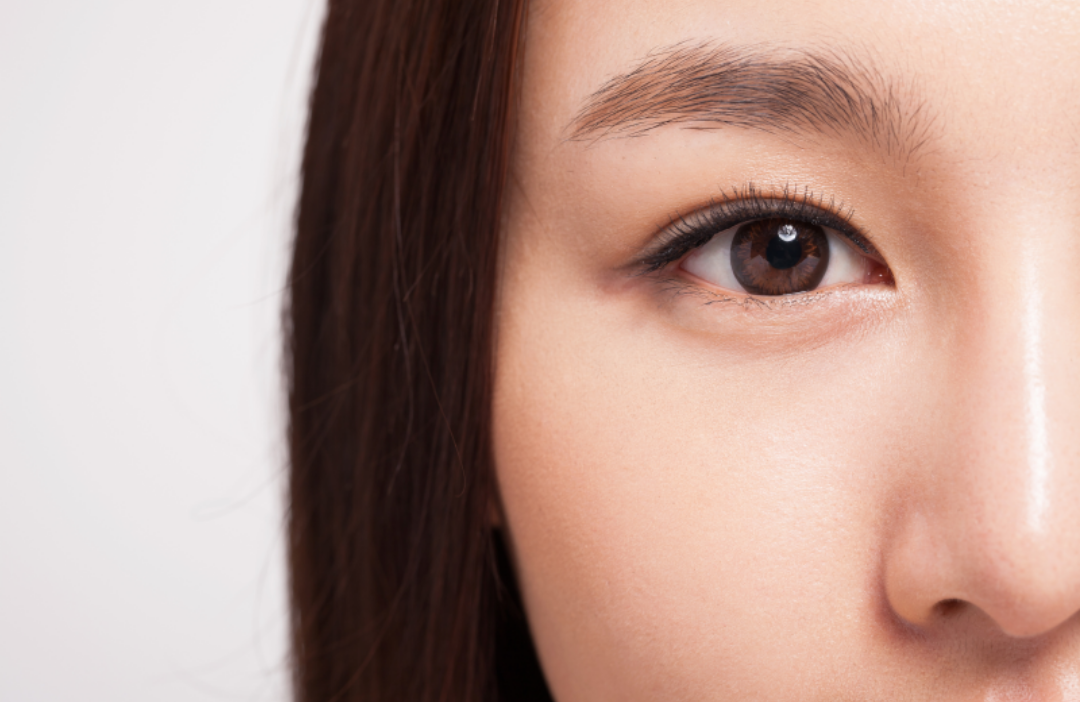 건강한 여자 눈의 모습