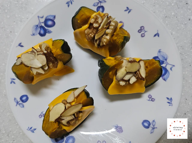 단호박치즈찜-녹인 치즈 위에 아몬드슬라이스와 호두 올리기