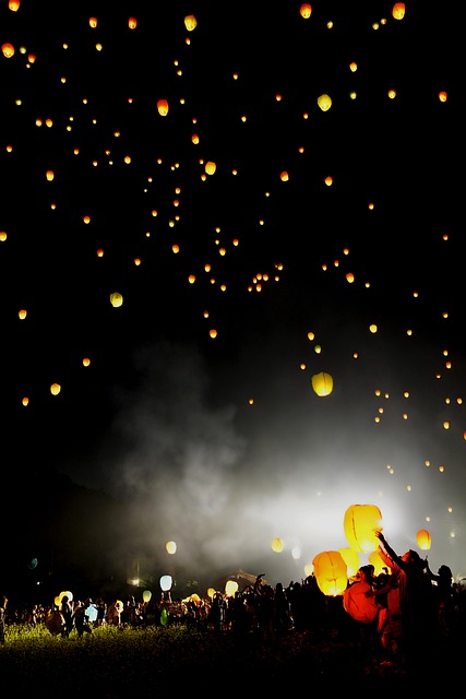 페루 아야쿠초 부활절 축제에서 사람들이 풍등을 날리고 있다