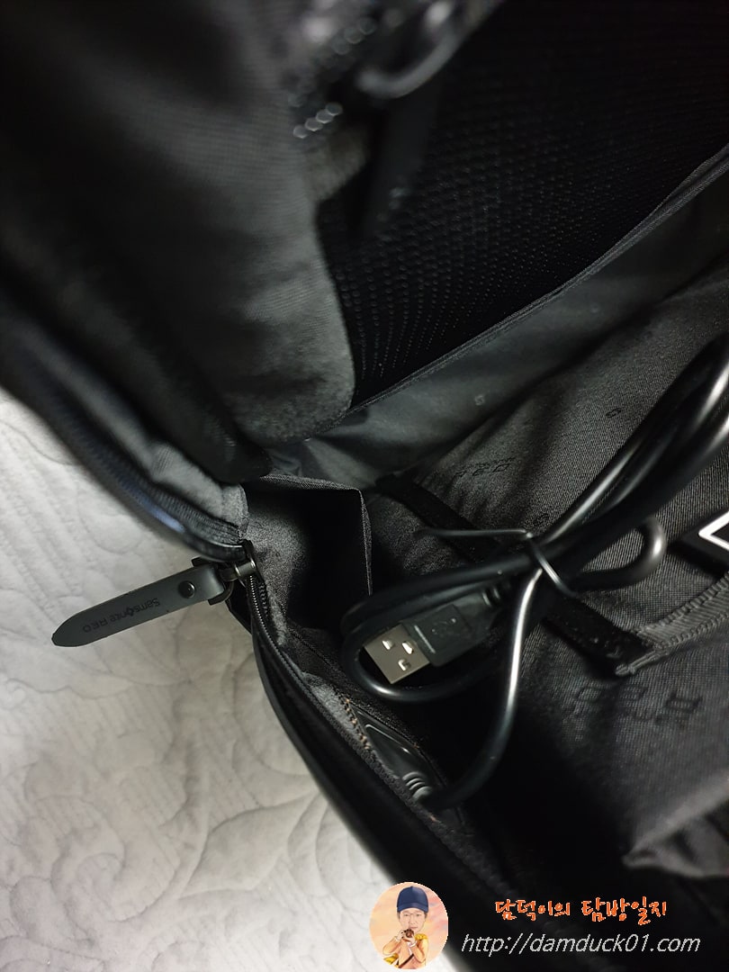 Samsonite Red BLUNTES 보조 배터리 수납 공간