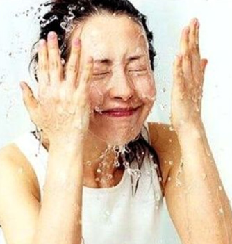 황사 외출후 세안하는 모습