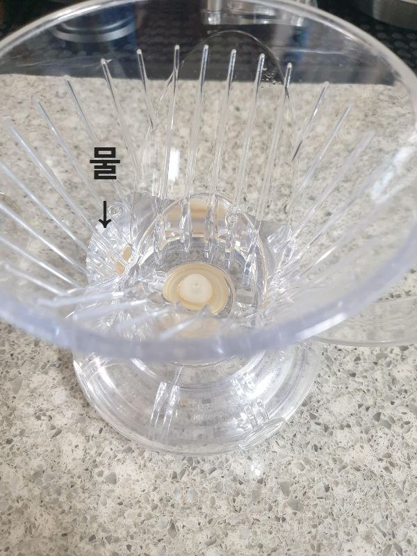 바닥에 내려진 미스터 클레버&amp;#44; 물이 아래로 내려가지 않고 드리퍼내에 고여 있다.