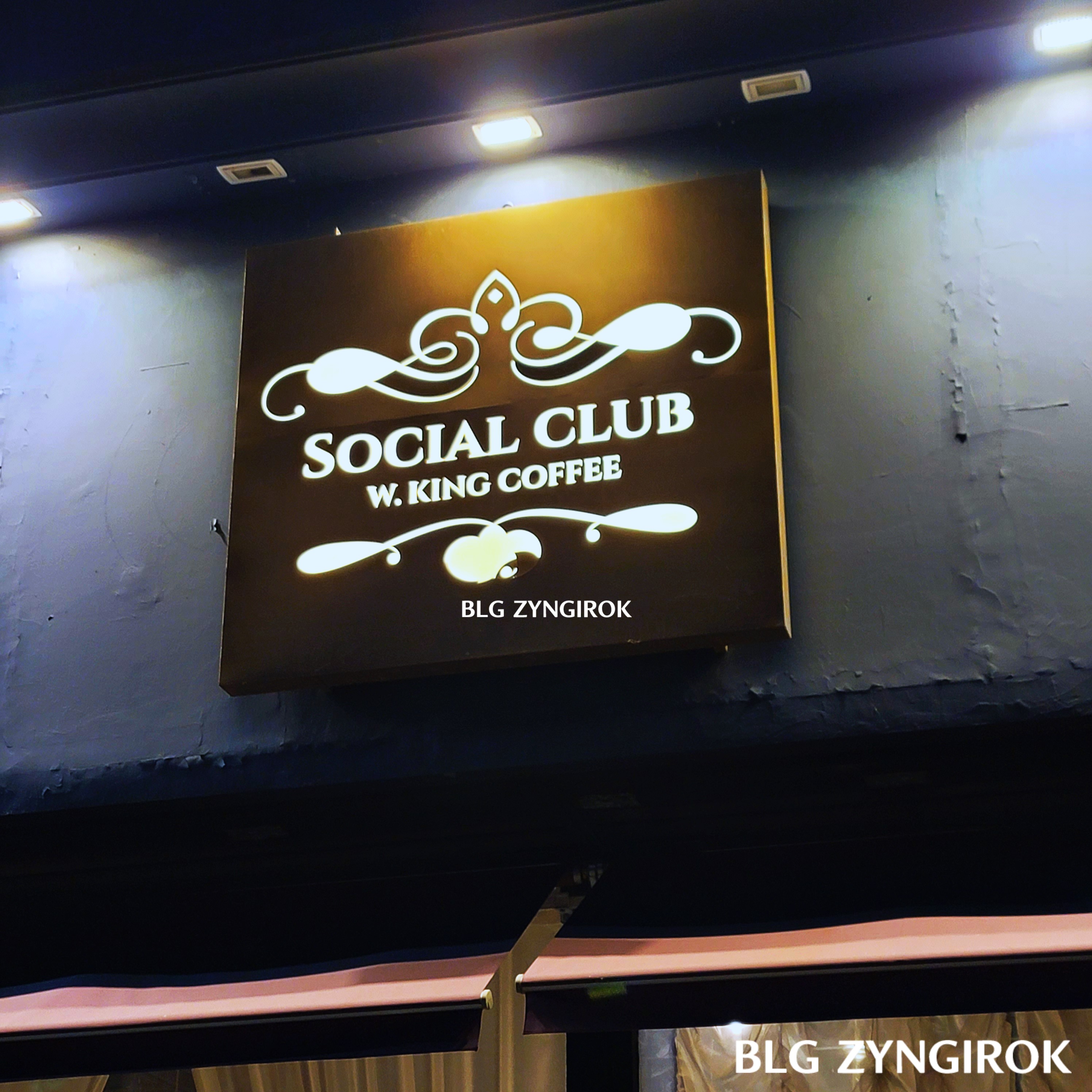 카페 소셜 클럽 더블유 킹 커피 간판모습이다.