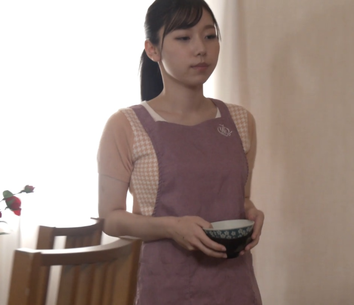 사츠키 메이(Mei Satsuki) 밥그릇을 치우는 사진