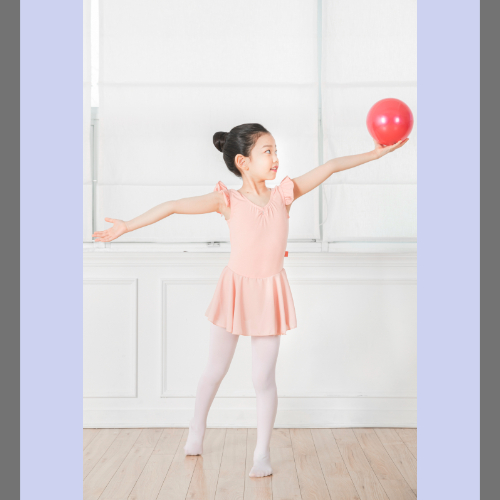 공을 들고 운동하고 있는 모습의 어린이