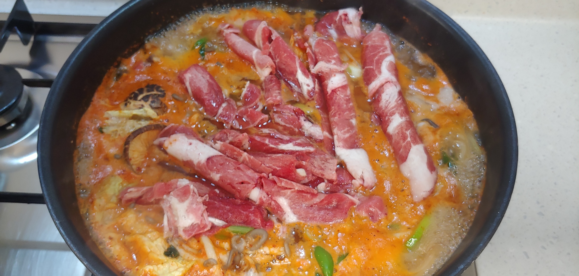 소고기에서 나오는 육즙은 국물을 더 부드럽고 감칠나게 만들어준다.