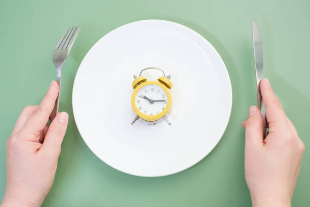 간헐적단식 최적의 시간대를 의미하는 접시,포그,시계이미지