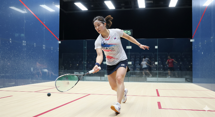 스쿼시 선수가 경기하고 있는 모습