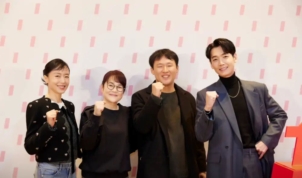 일탈 스캔들 감독과 작가, 남녀 주연배우들 단체 컷