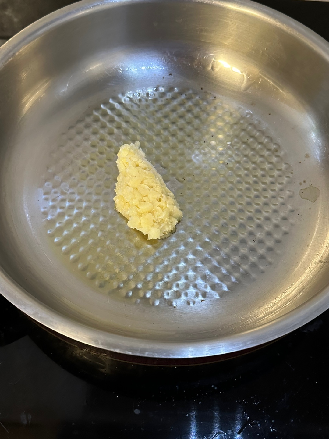 후라이팬에-다진마늘