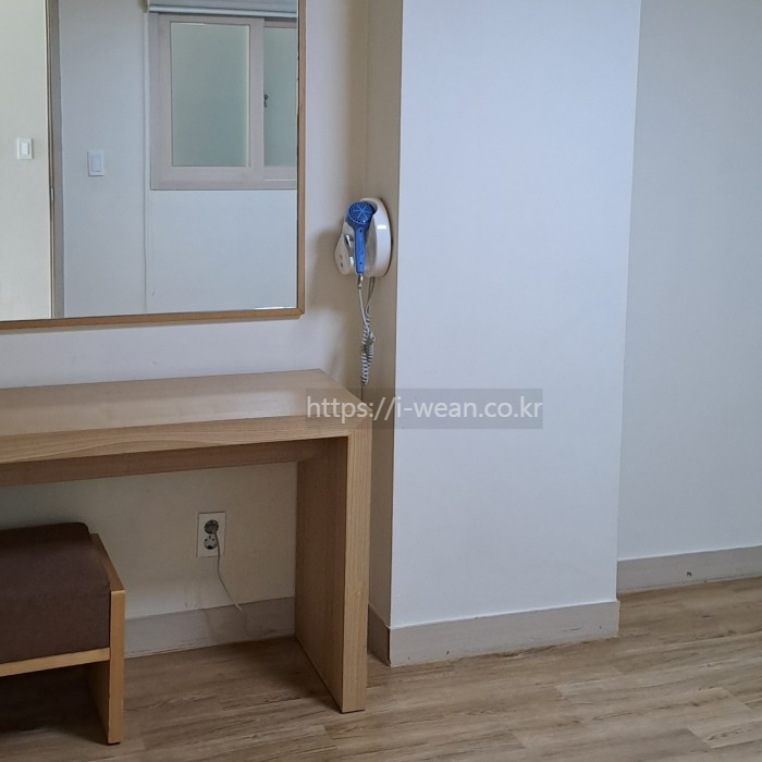 화장대, 거울, 헤어드라이어가 비치되어 있습니다.