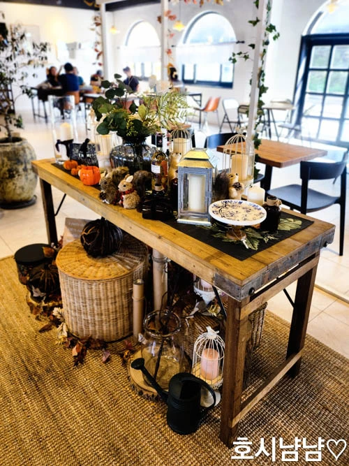 윈터포레스트1224 감성 소품 디스플레이 &ndash; 팔당 대형카페의 따뜻한 분위기를 완성하는 장식 테이블
