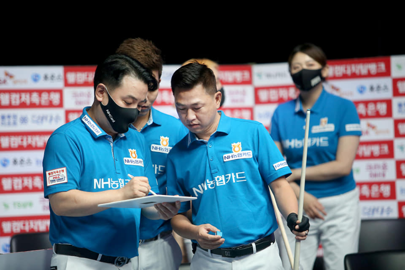 하이원리조트 PBA챔피언십 4강에 진출한 NH농협카드 그린포스팀의 조재호와 마민캄 선수