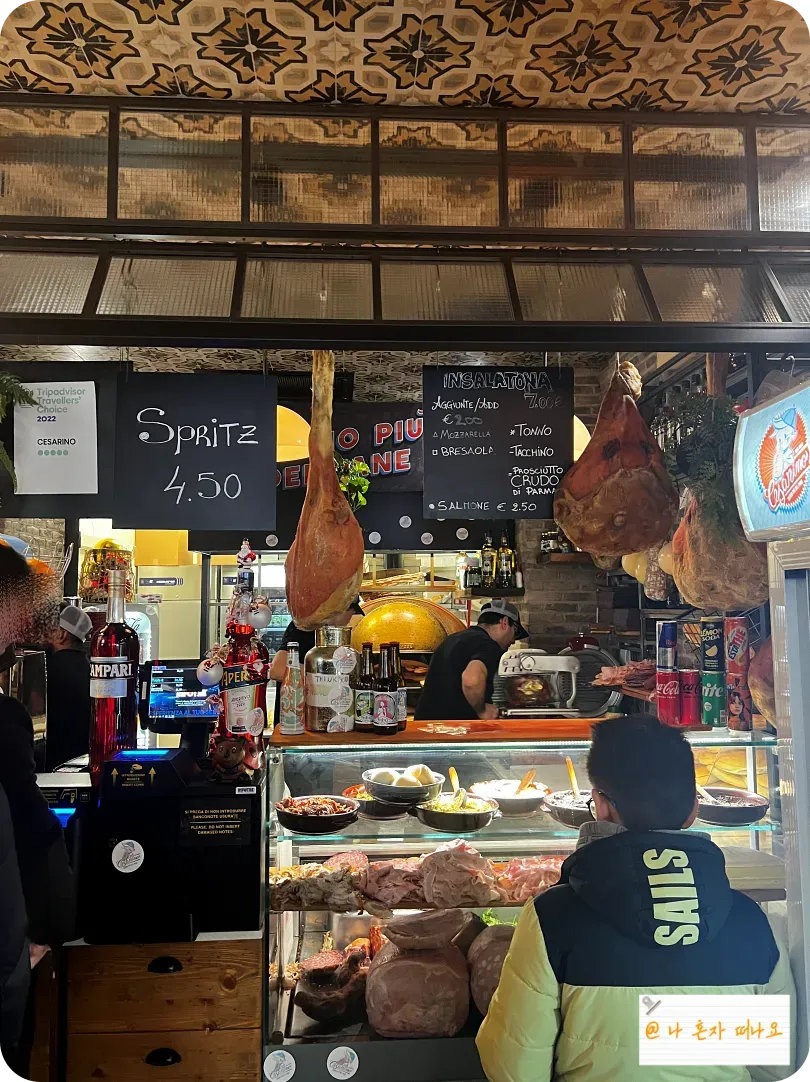 식당에서-주문을-하고-있는-남자아이